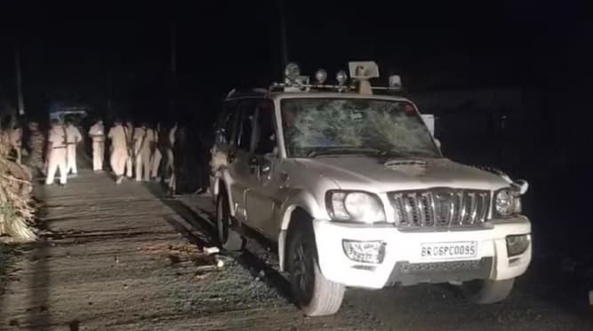 Bihar: हाजीपुर में सड़क हादसे के बाद हंगामा, मजिस्ट्रेट की गाड़ी पर पथराव