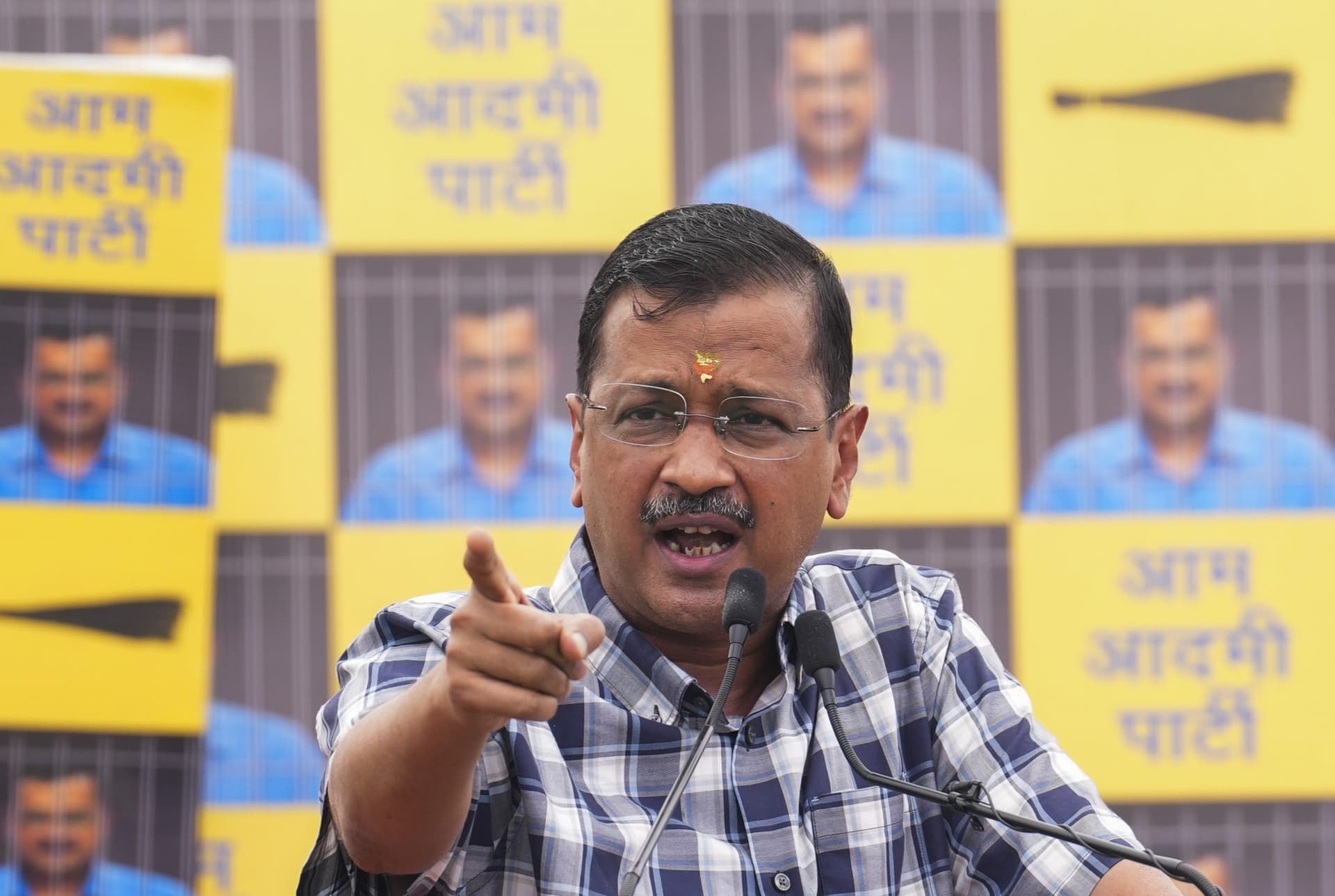 अरविंद केजरीवाल ने विधायकों के साथ की बैठक, बीजेपी पर गंभीर आरोप लगाते हुए कह दी ये बात