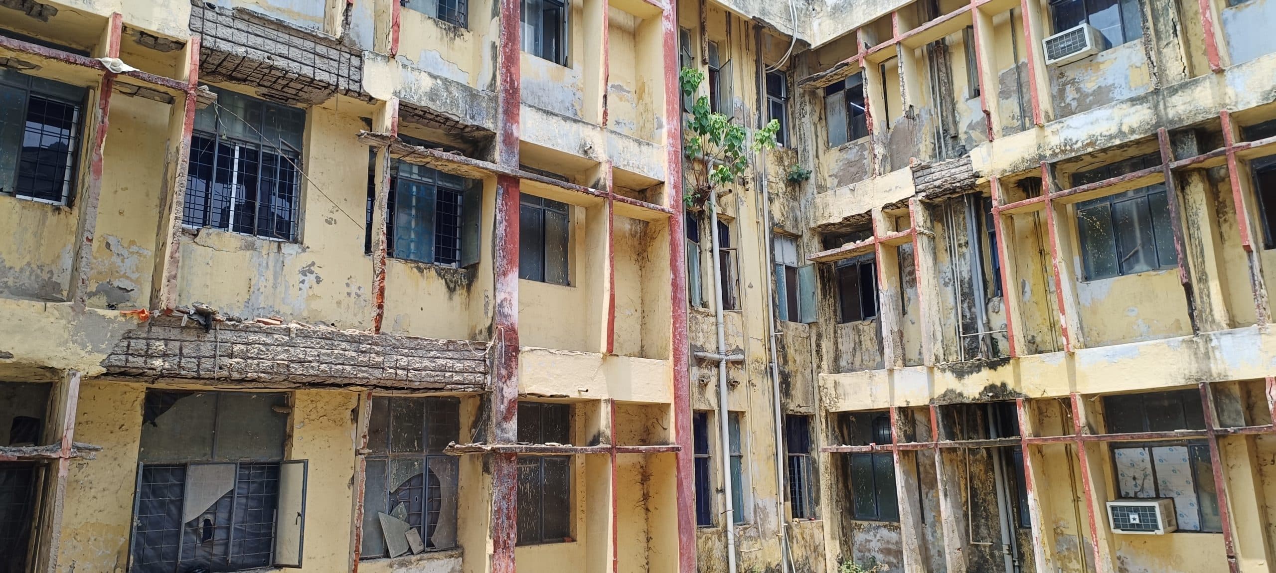 आचार संहिता में फंसी ANMMCH के सर्जरी व मेडिसिन वार्ड भवन की मरम्मत, हर दिन खतरे में 300 से अधिक लोगों की जान