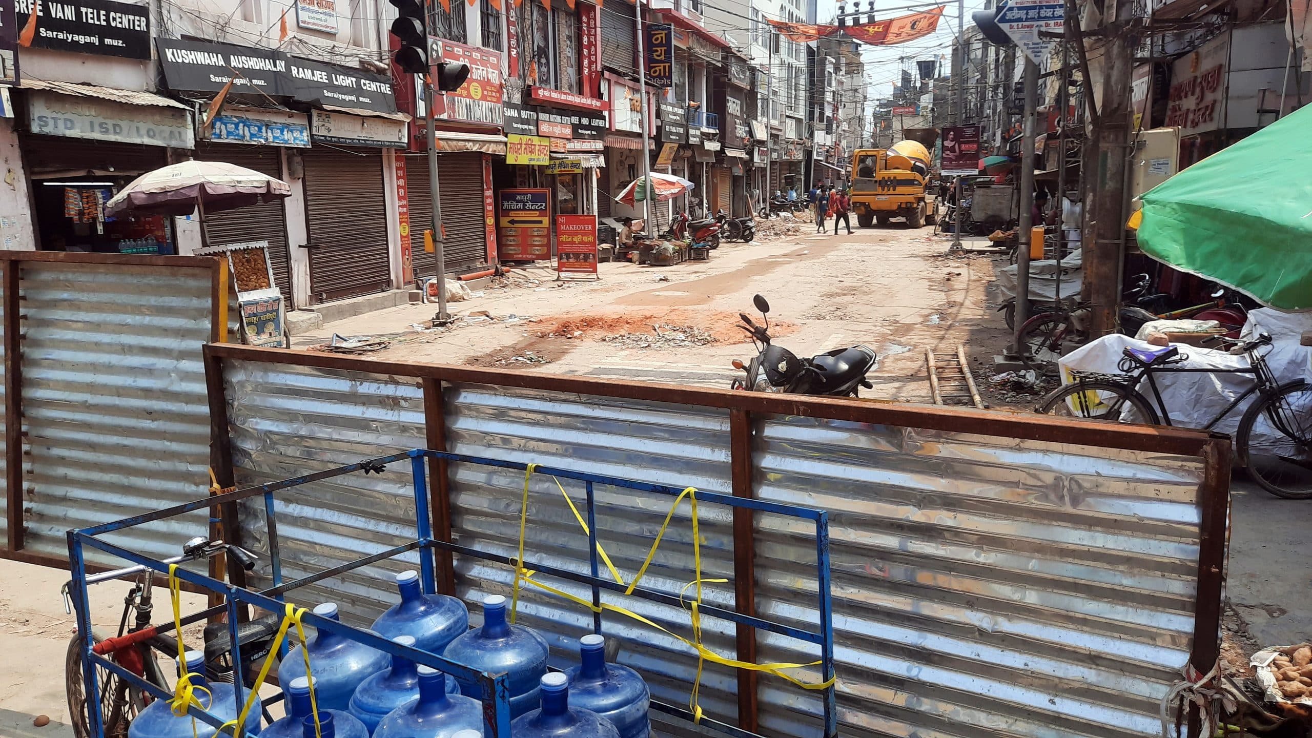 सरैयागंज टावर से जवाहरलाल रोड तक बिना सूचना के बंद कर दी गयी सड़क, दिन भर गिरते-पड़ते रहे राहगीर