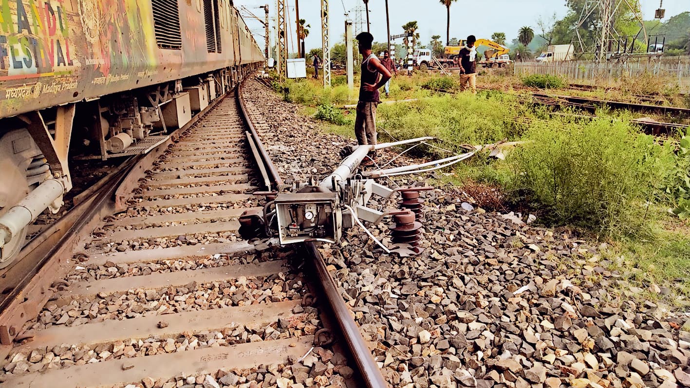 पहाड़पुर स्टेशन के पास गरबा एक्सप्रेस का टूटा पेंटो