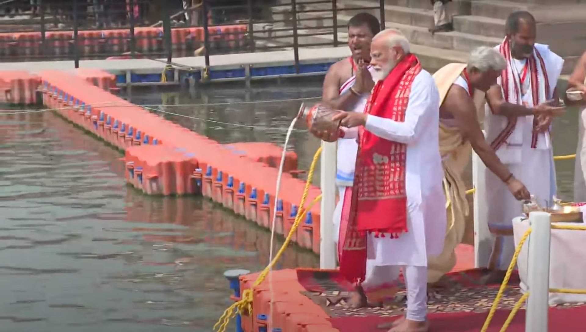 PM Modi in Varanasi : पीएम मोदी ने वाराणसी के दशाश्वमेध घाट पर पूजा-अर्चना की, आज करेंगे नामांकन
