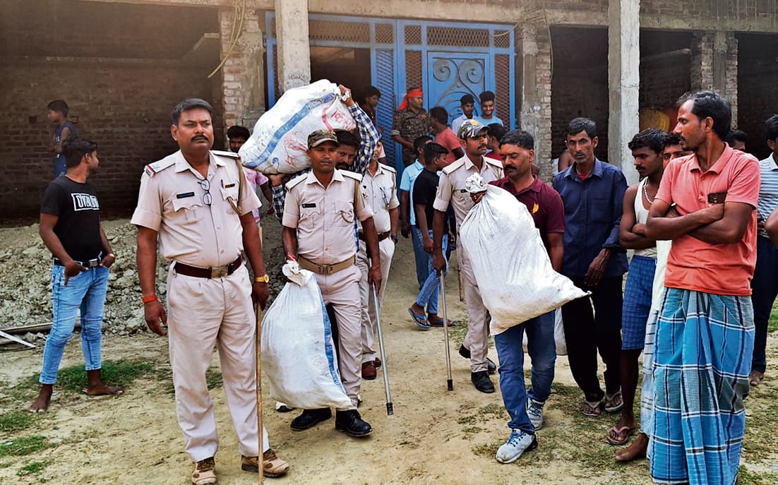 अररिया में वार्ड सदस्य के घर से हो रही थी गांजा की तस्करी, 28 लाख का गांजा जब्त