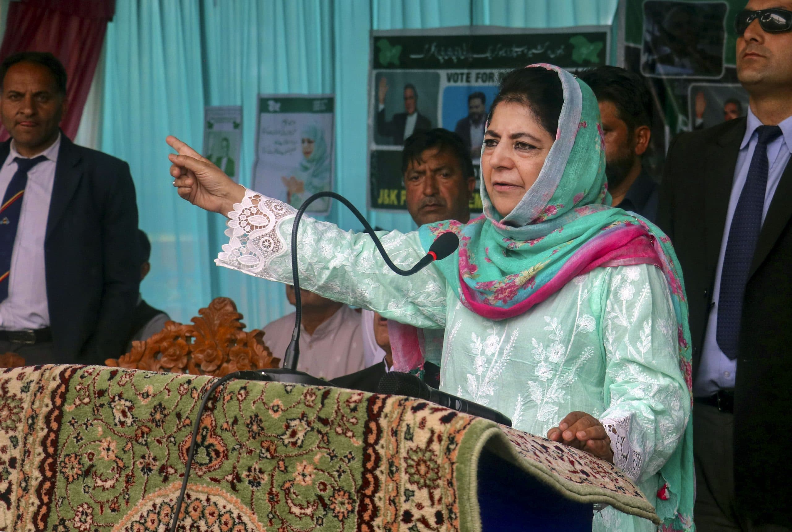 Lok Sabha Election 2024: महबूबा मुफ्ती धरने पर बैठीं, वोटिंग में धांधली का लगाया आरोप
