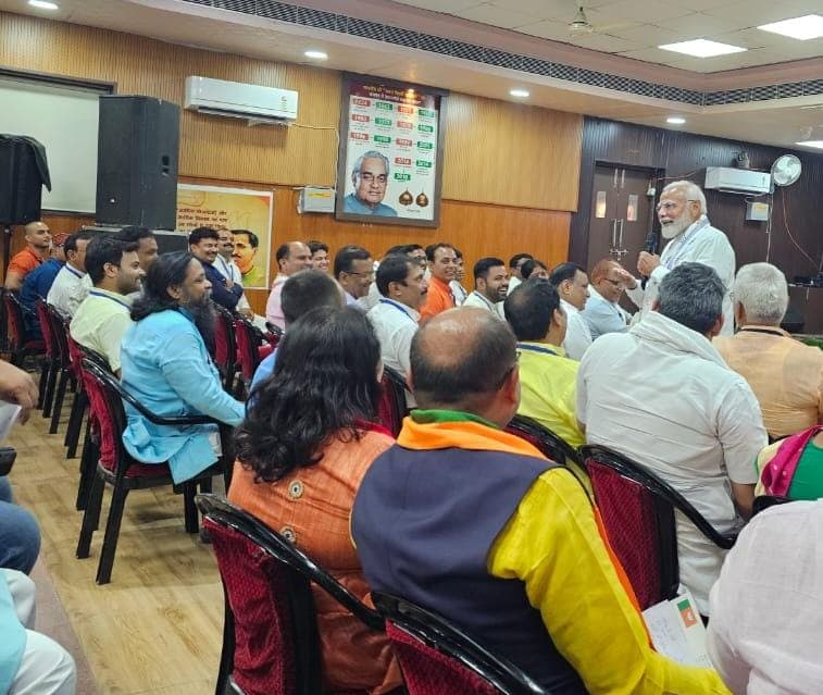 Bihar: पहली बार पार्टी कार्यालय पहुंचे नरेंद्र मोदी, चुनाव प्रबंधन समिति की बैठक में हुए शामिल