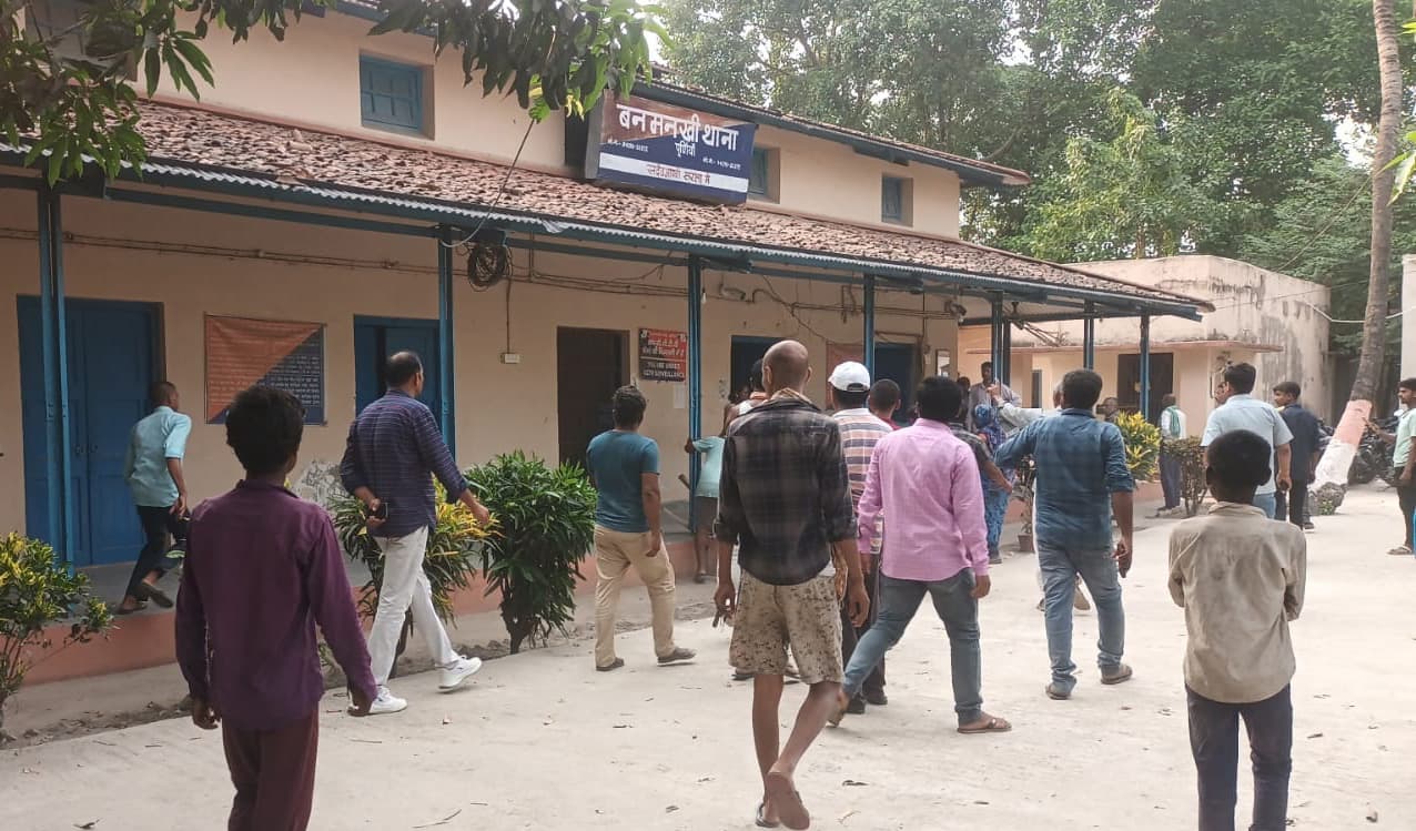 पुलिस सुरक्षा में सीएसपी संचालक को मारी गोली, लूटे पांच लाख, आक्रोशितों ने थाने में की तोड़फोड़