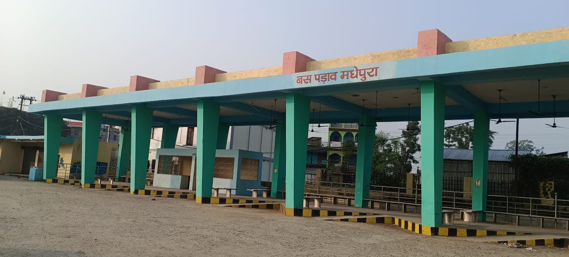 BIHAR NEWS जमींदोज हो रहा चार करोड़ का मॉडल बस स्टैंड, अब नशेड़ी भरते है रफ्तार