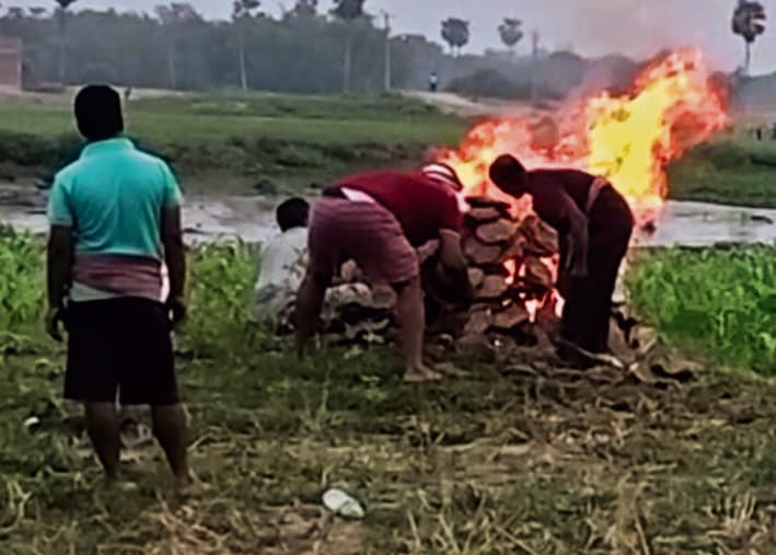 पिता की अर्थी को कंधा देकर श्मशान घाट पहुंचा बेटा, हार्ट अटैक से हो गई मौत, गांव में शोक