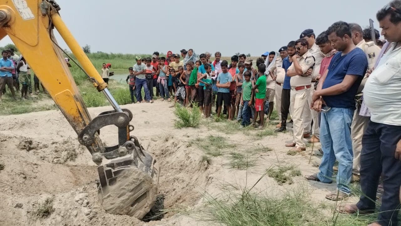 पूर्णिया में 5 माह पहले युवक का हुआ था अपहरण, जमीन के अंदर से शव बरामद, जेसीबी से खुदाई कर निकाला गया