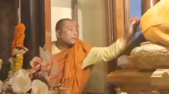 Bihar: महाबोधि मंदिर के गर्भगृह से चोरी, दानपेटी से पैसे निकालते भिक्षु का वीडियो हुआ वायरल