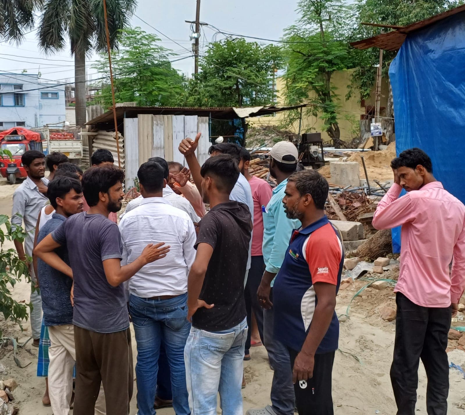 मुजफ्फरपुर में लीची ढुलाई के लिए नये रेलवे प्वाइंट पर अव्यवस्था, व्यापारियों ने किया हंगामा