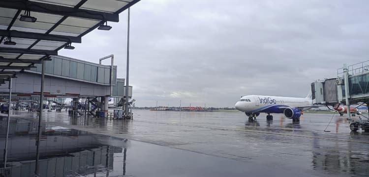 Cyclone Remal: चक्रवाती तूफान रेमल से बंगाल में रेल-उड़ानें रद्द, जंजीरों से बांध कर रखी गई ट्रेनें