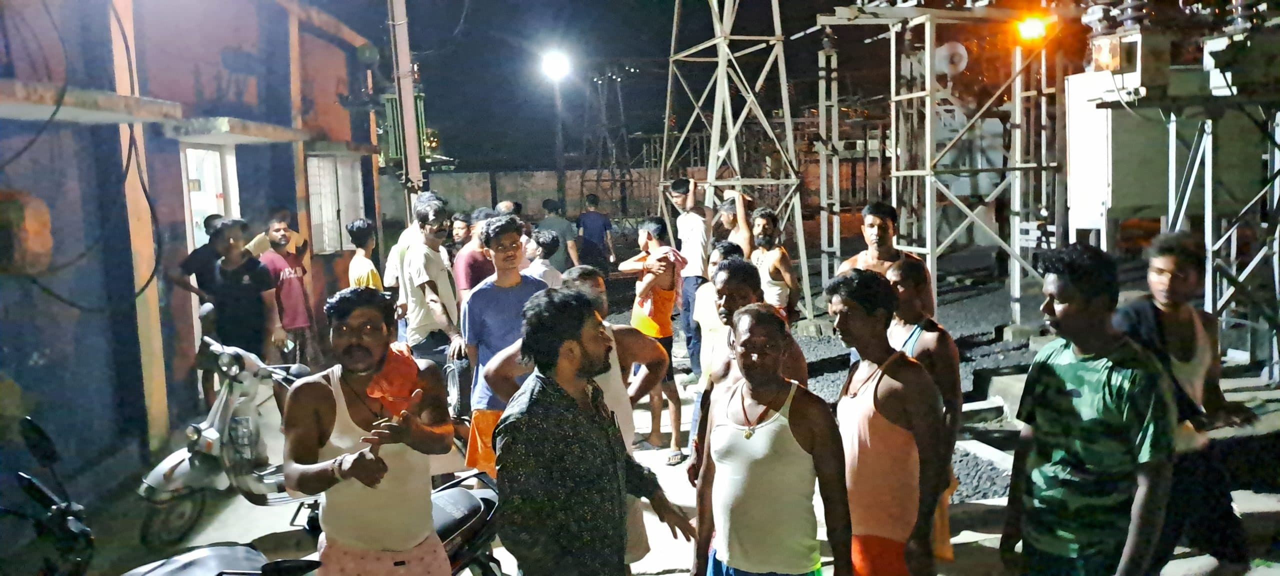 बिजली विभाग के रवैये से परेशान उपभोक्ता पहुंचे पावर स्टेशन, किया हंगामा व तोड़फोड़, एक घायल