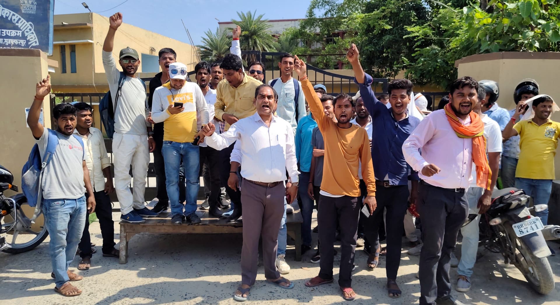 मुजफ्फरपुर में BIADA के बाहर उद्यमियों का प्रदर्शन, कर्मियों ने लगाया ताला, तो तीन घंटे तक गेट पर बैठे रहे
