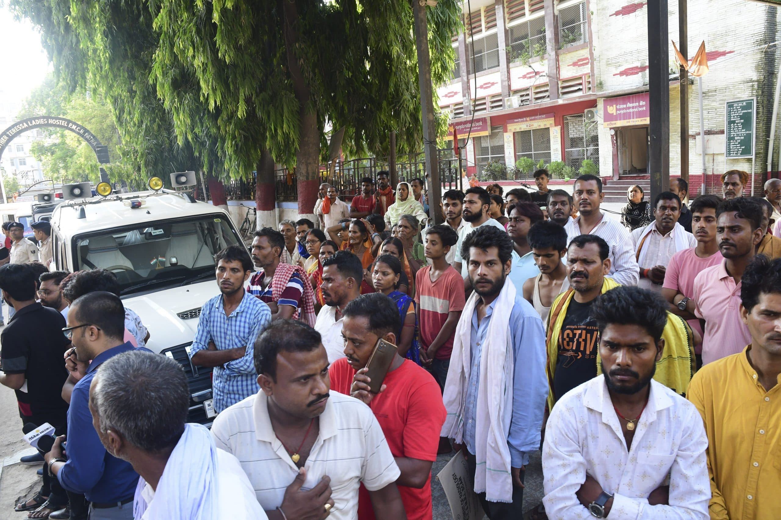 पटना यूनिवर्सिटी में छात्र की हत्या के बाद सभी परीक्षाएं स्थगित, शांभवी चौधरी और विकास वैभव ने भी जताया शोक