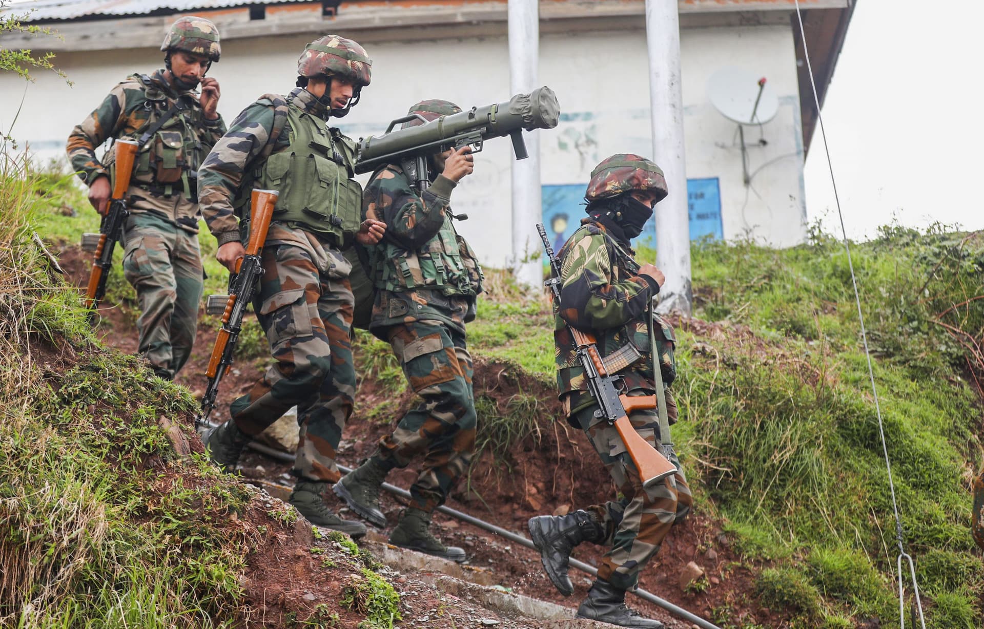 Jammu-Kashmir : पांचवें चरण के मतदान से पहले आतंकी हमले, अनंतनाग में कपल को मारी गोली, शोपियां में पूर्व सरपंच की हत्या