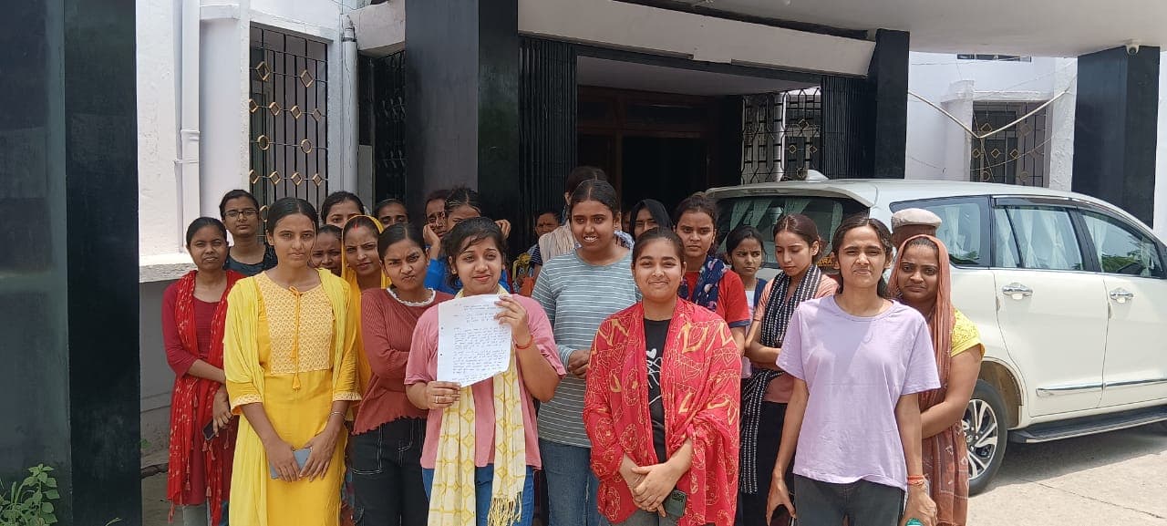 हॉस्टल खाली कराने के विरोध में BRABU पहुंची छात्राएं, एडमिट कार्ड दिखाकर रहने की मिली अनुमति