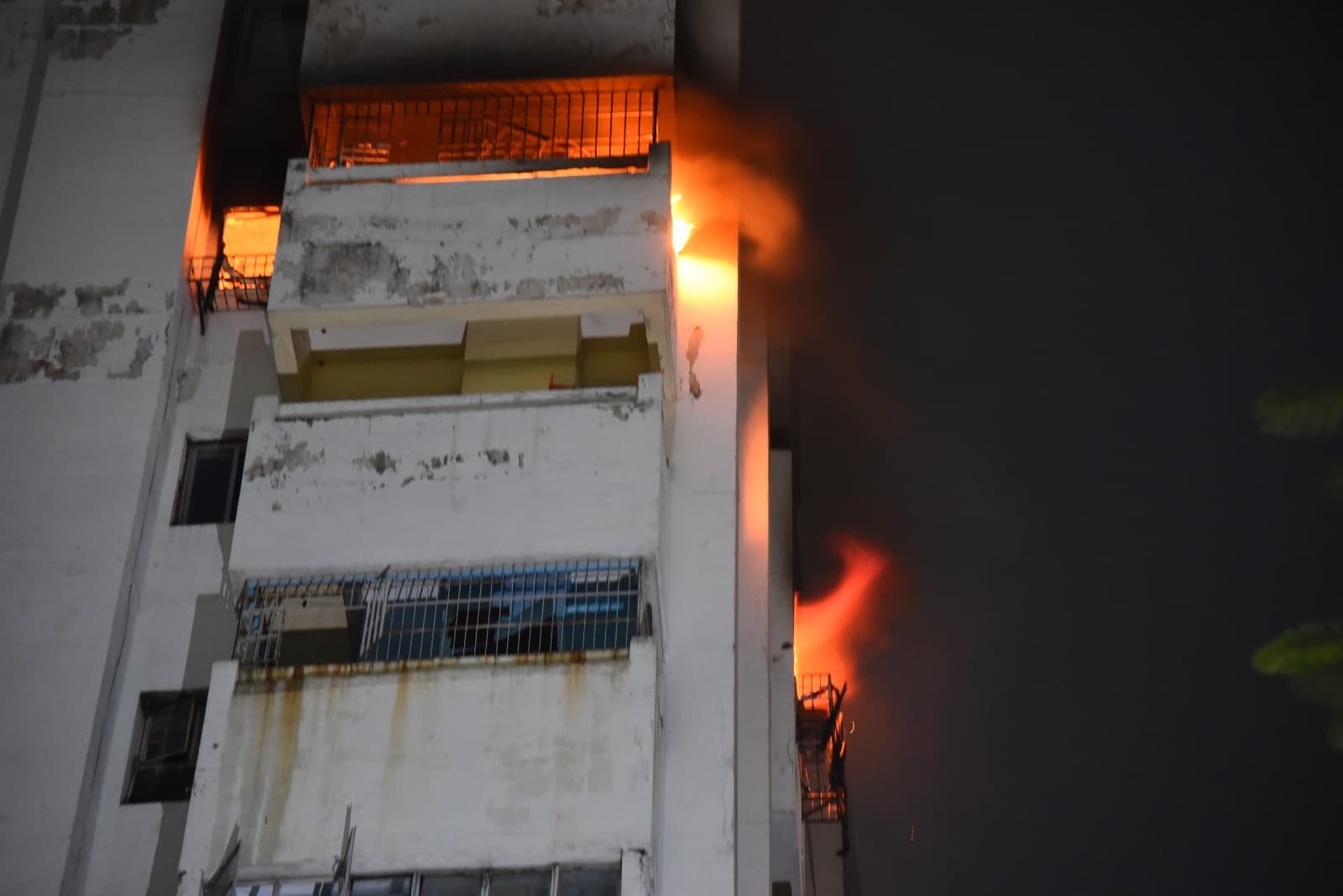 पटना के सूर्या अपार्टमेंट में लगी भीषण आग, हाइड्रोलिक्स से नहीं हो सका पानी का छिड़काव, लाखों की संपत्ति खाक