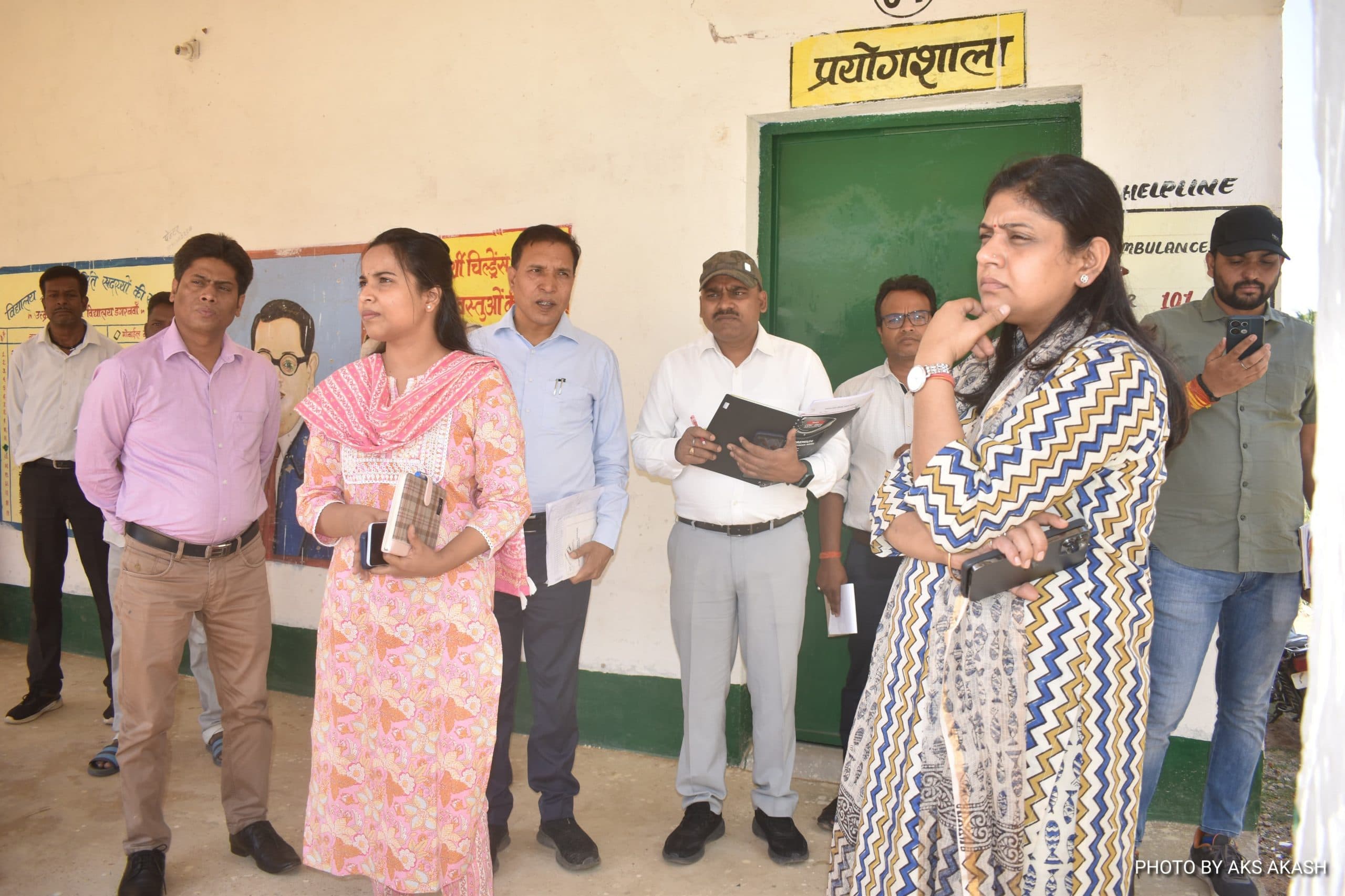 सुदूरवर्ती गांवों में स्थित मतदान केंद्रों में पहुंची डीसी, लिया जायजा