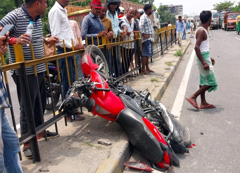 मुजफ्फरपुर में बेकाबू बस ने 2 बाइक सवारों को 30 मीटर तक घसीटा, मौत के बाद लोगों ने किया हंगामा