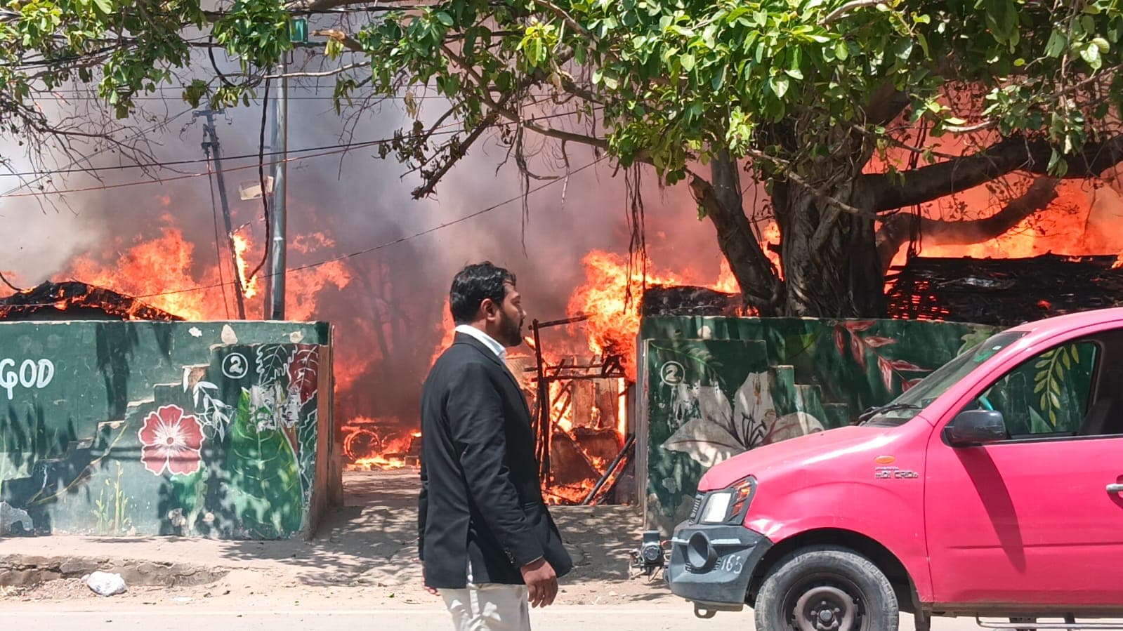 पटना में फिर लगी भीषण आग, तीन दर्जन झोपड़ियां जलीं, कई गैस सिलेंडर हुए ब्लास्ट, मची अफरा-तफरी