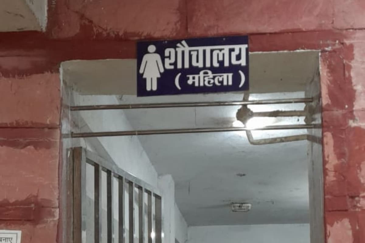 देवघर : बाबा मंदिर के शौचालय में बच्चे को जन्म देकर लावारिस छोड़ मां हुई फरार