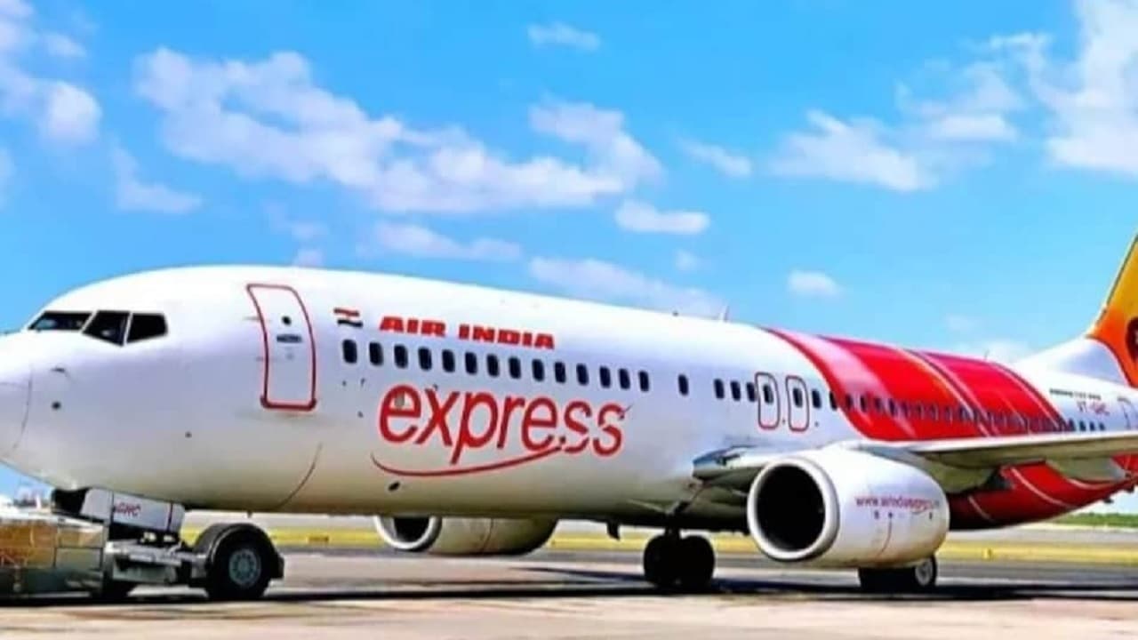 एयर इंडिया एक्सप्रेस की उड़ानों में होगी कटौती, केबिन क्रू मेंबरों को बर्खास्तगी का नोटिस