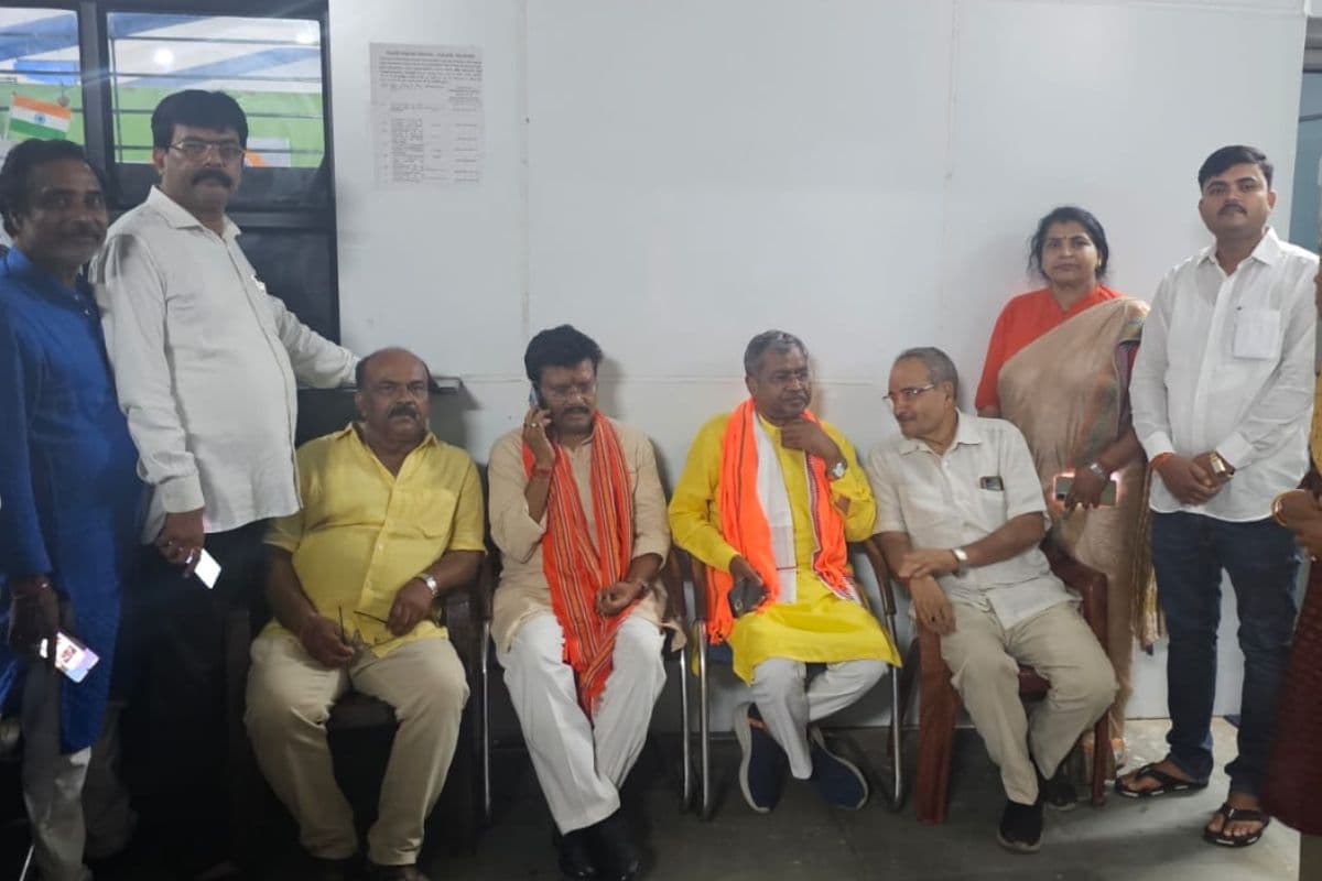 बाबूलाल मरांडी के हेलीकॉप्टर की जमशेदपुर के सोनारी एयरपोर्ट पर इमरजेंसी लैंडिंग, खराब मौसम के कारण नहीं पहुंच सके दुमका