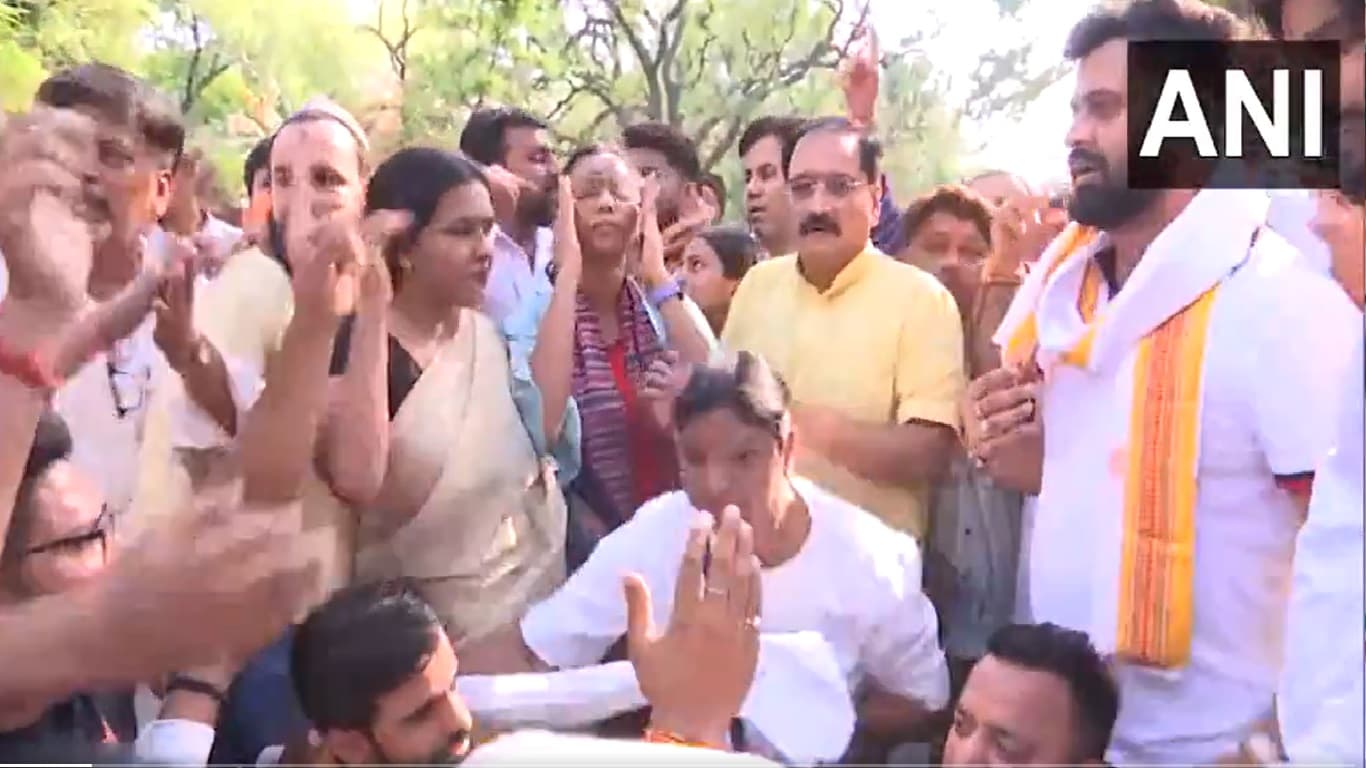 Sam Pitroda के बयान पर नहीं थम रहा बवाल, दिल्ली में बीजेपी का विरोध प्रदर्शन