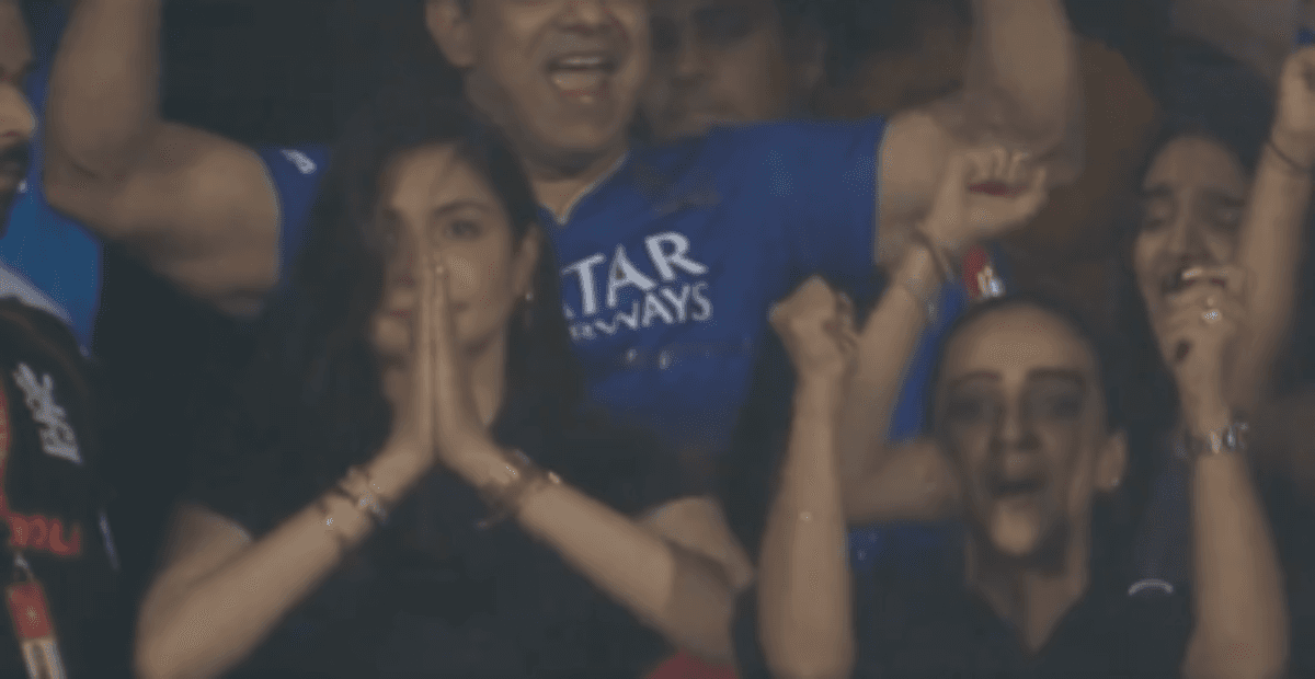 अनुष्का ने मैदान पर किया भगवान का शुक्रिया, खड़े होकर जोड़े हाथ, देखें वीडियो