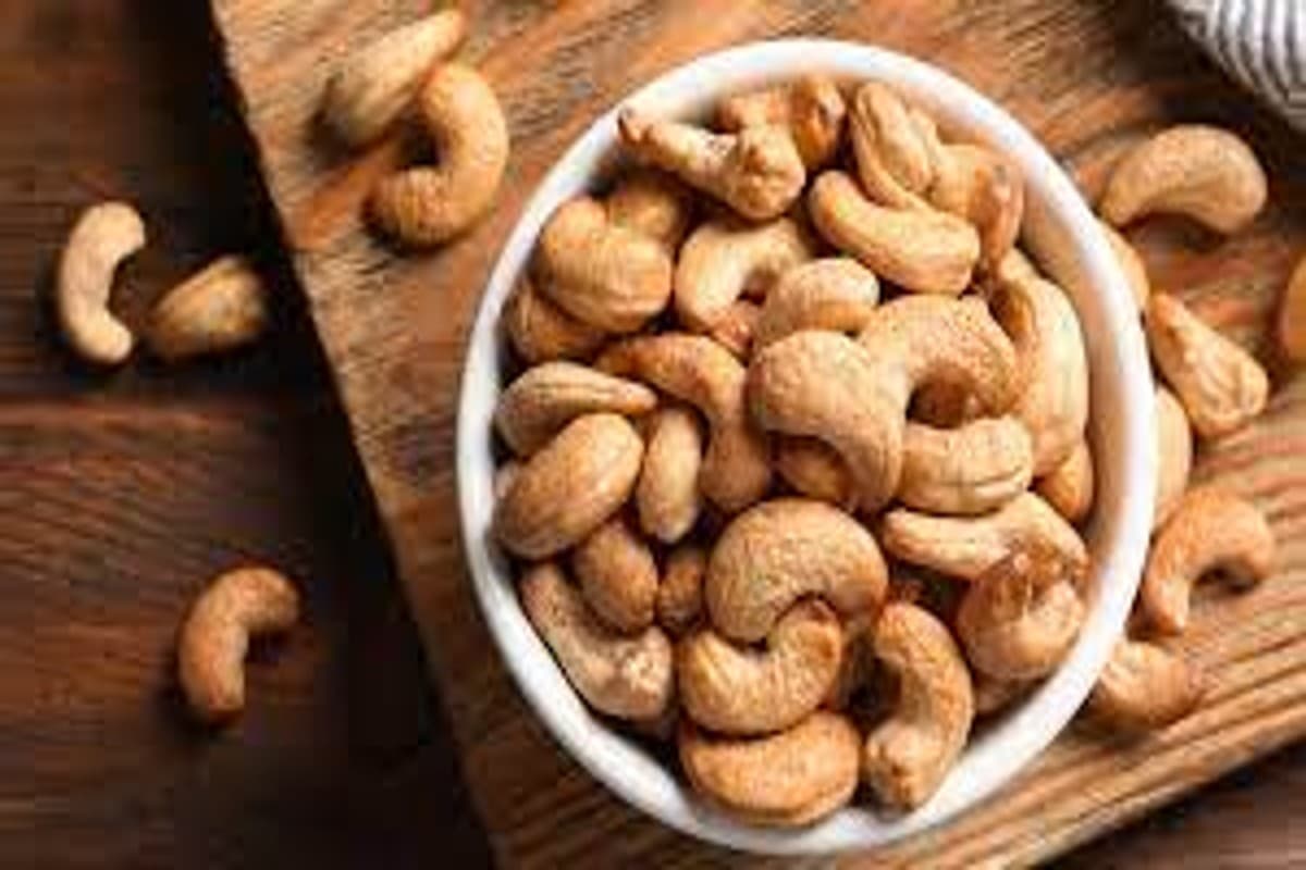 Weight Management: वजन घटाने या बढ़ाने में काजू का रोल
