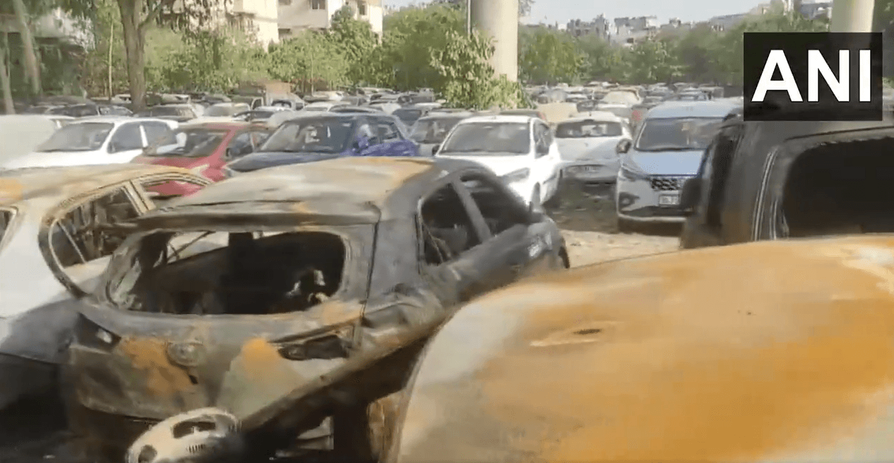 Delhi Fire: दिल्ली में फिर आग का तांडव, 17 कारें जलकर खाक