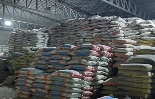 Bihar: हाजीपुर में सीमेंट की अवैध फैक्ट्री का खुलासा, हजारों बोरे जब्त