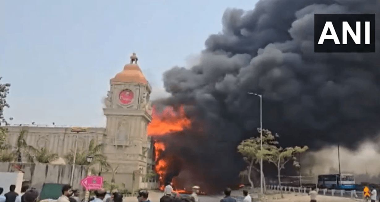 Delhi Fire: दिल्ली के अलीपुर इलाके में लगी भीषण आग, धू-धूकर जल उठा बैंक्वेट हॉल