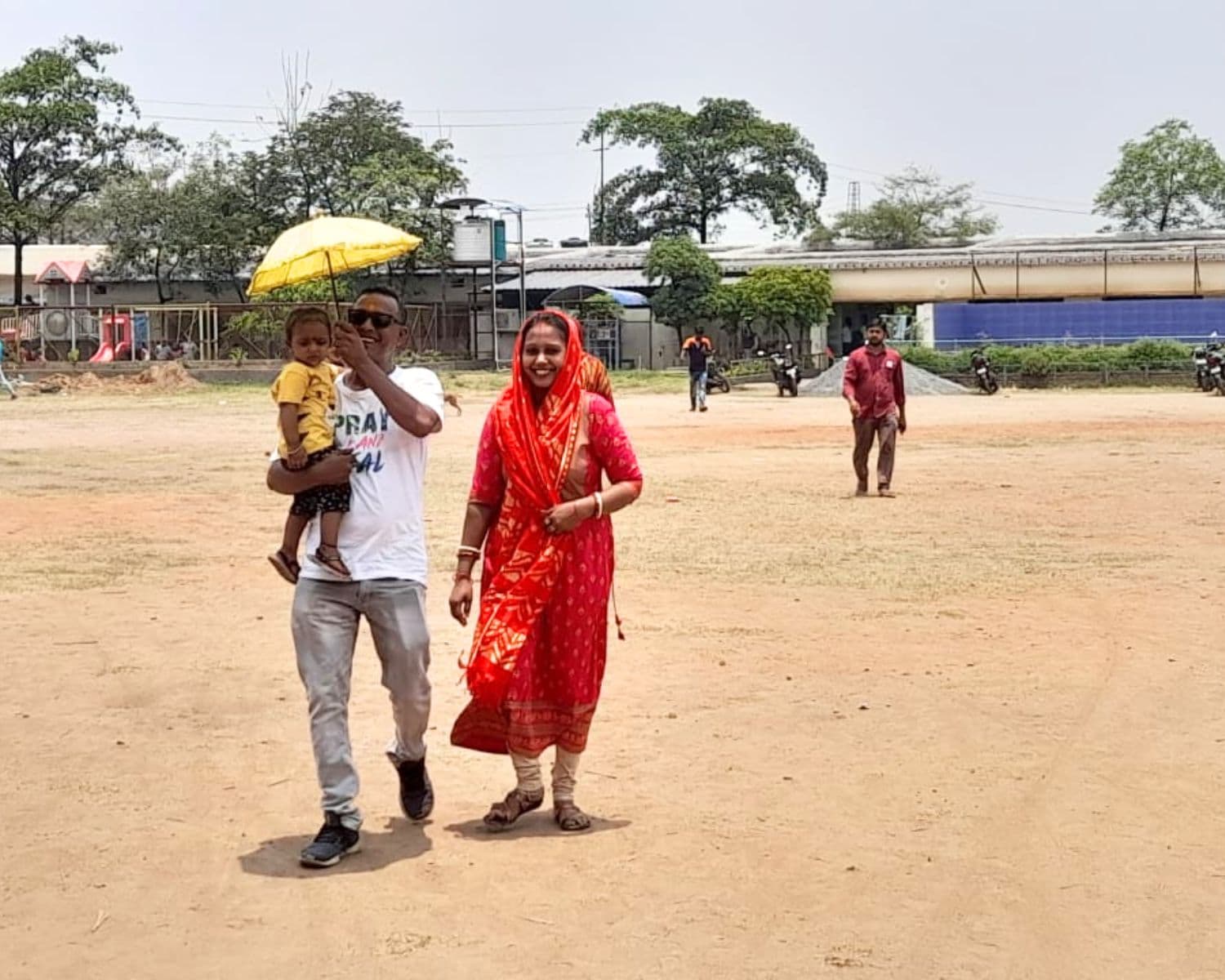 Dhanbad Lok Sabha: वोटरों में दिखा गजब का उत्साह तीखी धूप में खिला लोकतंत्र