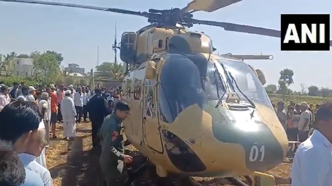 Dhruv Helicopter: भारतीय सेना के ध्रुव हेलीकॉप्टर की खेत में इमरजेंसी लैंडिंग