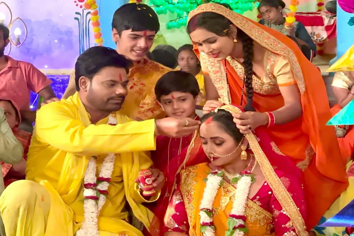 Bhojpuri Film: फिल्म ‘दीदी नंबर 1’ की शूटिंग शुरू, सात फेरे लेते दिखे भोजपुरी क्वीन रानी चटर्जी और देव सिंह