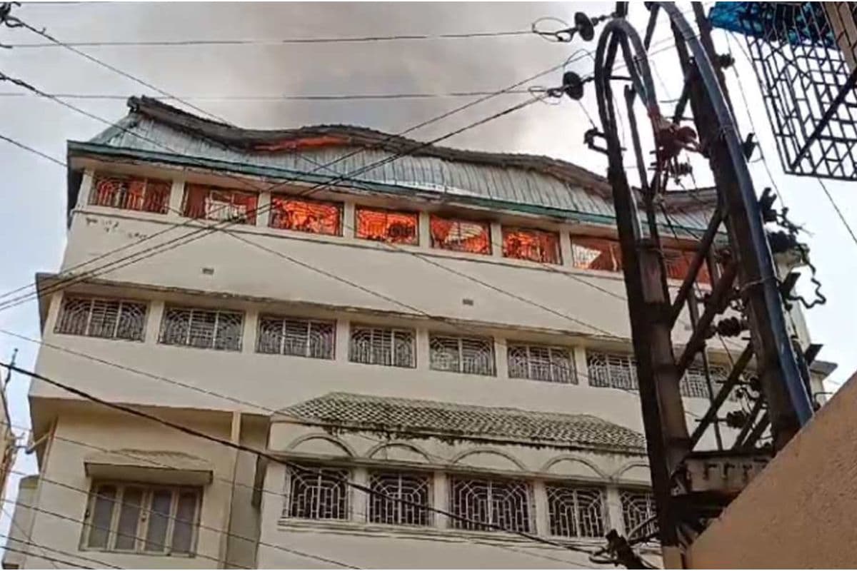 WB News : कैखाली में बहुमंजिला इमारत के चौथे तल्ले पर गंजी फैक्ट्री में लगी भीषण आग, मौके पर पहुंची दमकल की 4 गाड़ियां