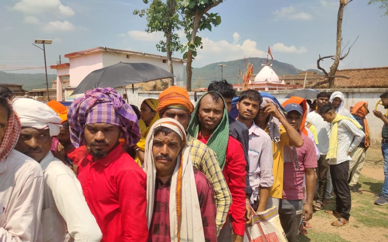 Giridih Lok Sabha: गर्मी बेअसर, झुमरा और ऊपरघाट में दिखा जोश, 6 किमी पैदल चलकर वोट देने आए लोग