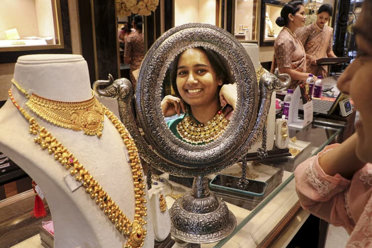 Gold Price: सोना खरीदने से पहले जान लें भाव, फायदे में रहेंगे