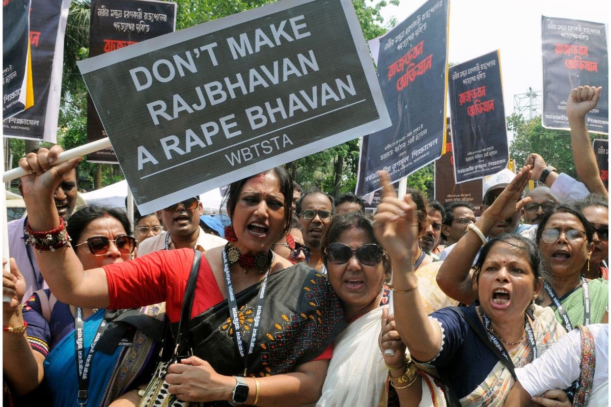 बंगाल के राज्यपाल पर लगे छेड़खानी के आरोप के प्रतिवाद में टीएमसी का राज भवन के सामने प्रदर्शन