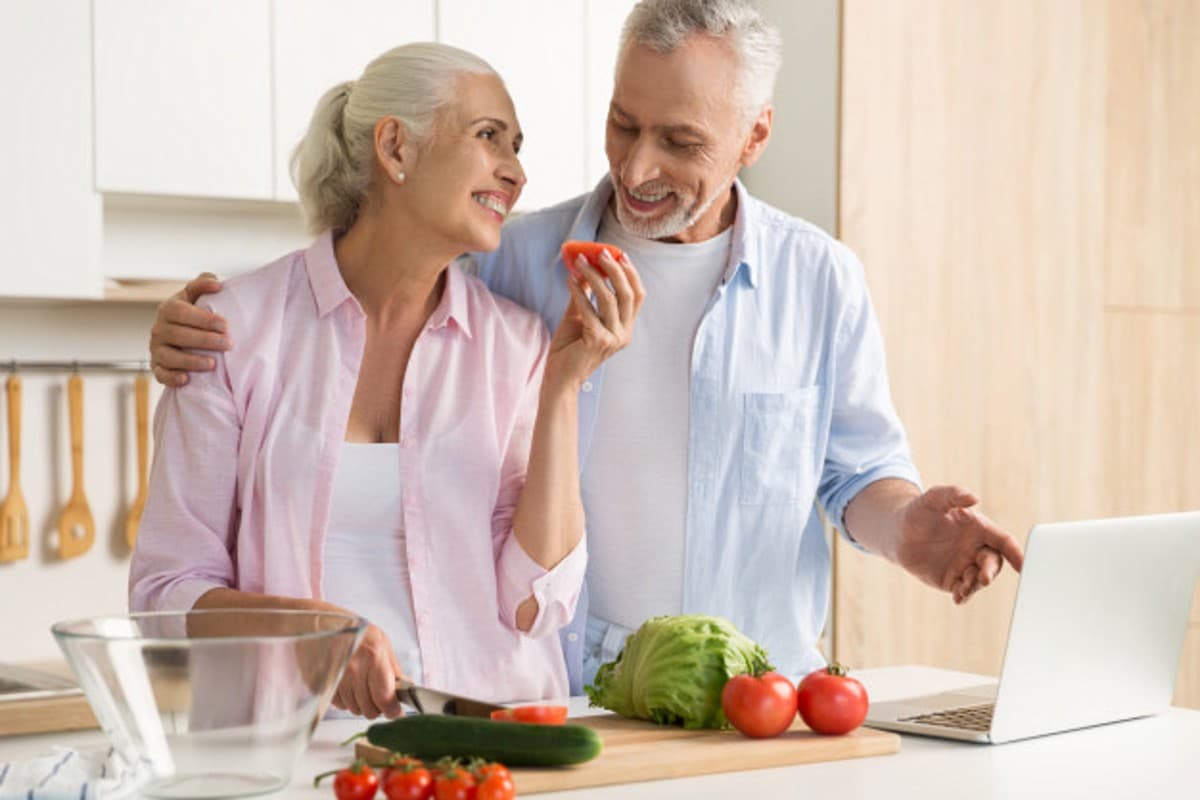 Healthiest Diet for Over 40: डायटीशियन से जानिए 40 के बाद क्या खाये की शरीर में चुस्ती बनी रहे