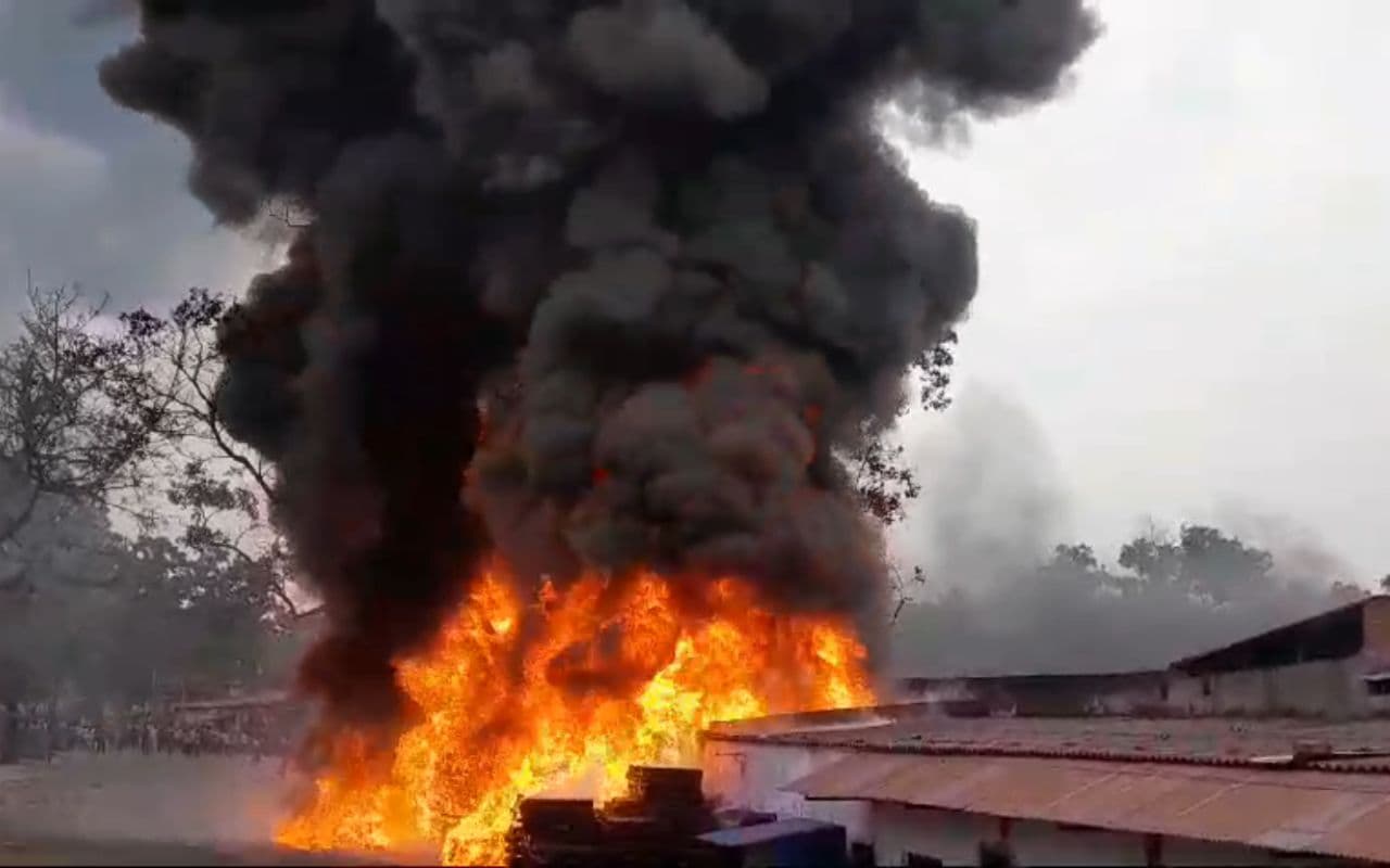 Jamshedpur Fire: बर्मामाइंस मिल एरिया में सुबह-सुबह लगी भीषण आग, देखें VIDEO