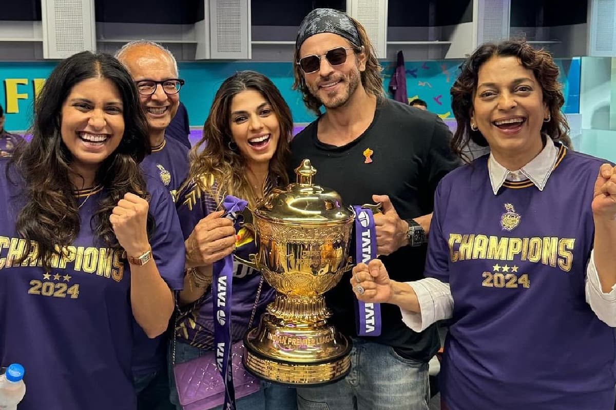 KKR के IPL 2024 ट्रॉफी जीतने के बाद फैंस ने लगाए CSK के नारे, शाहरुख खान ने दिया दिल जीतने वाला रिएक्शन