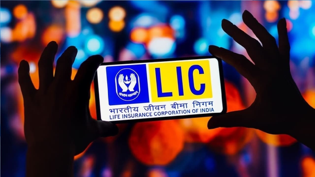 प्रीमियम कलेक्शन में एलआईसी ने मारी बाजी, अप्रैल में बना दिया 10 साल का बड़ा रिकॉर्ड