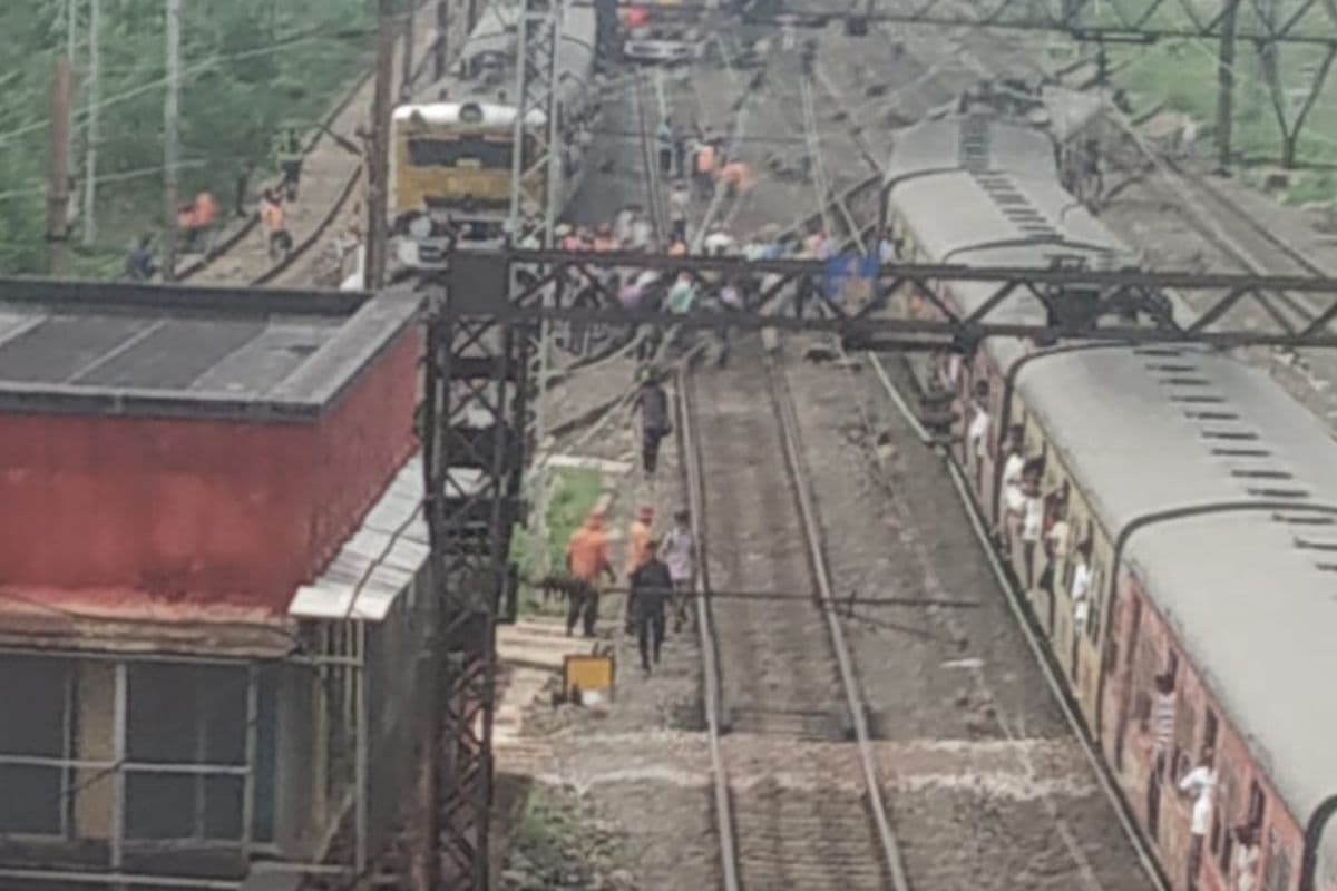 West Bengal : हावड़ा के लिलुआ में पटरी से उतरी सेवड़ाफुली लोकल ट्रेन, मेन लाइन में ट्रेन सेवा बाधित, यात्रियों की बढ़ी परेशानी