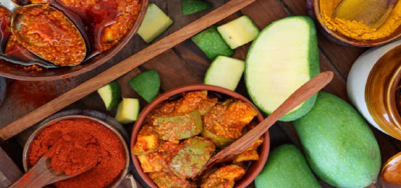 Mango Pickle Recipe: आम का आचार बनाने की सबसे आसान विधि, लंबे समय तक नहीं होगा खराब