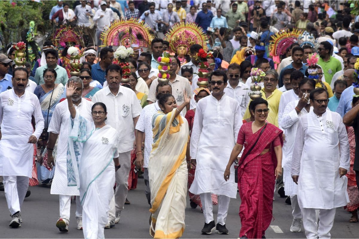 Mamata Banerjee : अंतिम चरण का चुनाव प्रचार ममता बनर्जी ने मेगा रोड शो के साथ किया समाप्त