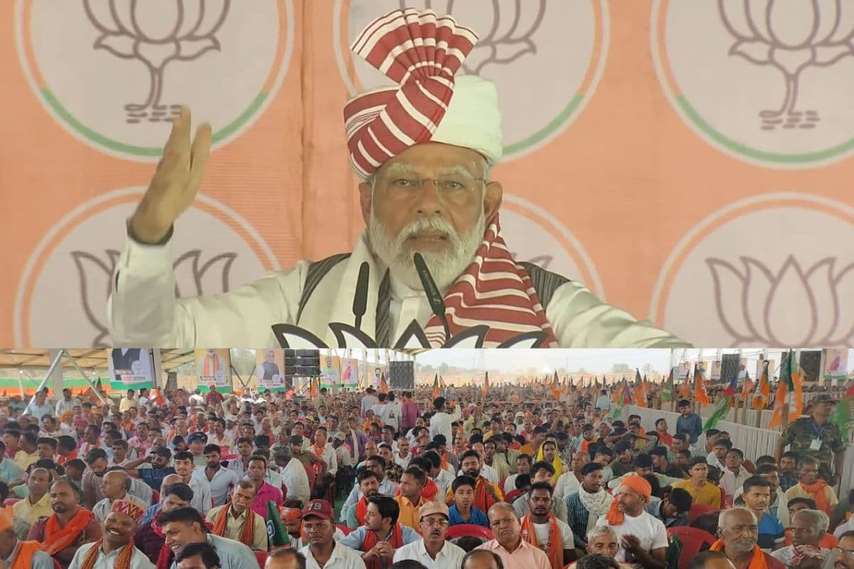 सभा को संबोधित करते पीएम मोदी व सुनने पहुंचे लोग
