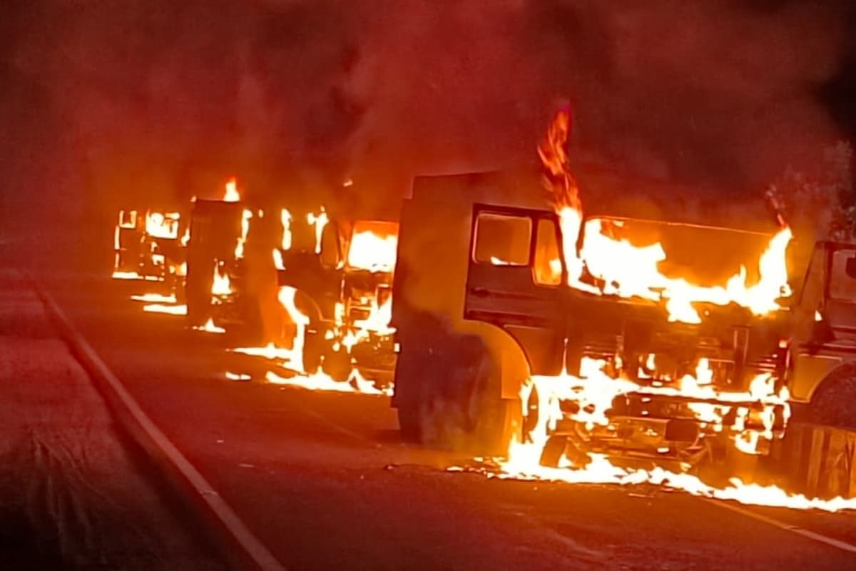 पलामू में सड़क हादसा, एक की मौत, आक्रोशित लोगों ने सात वाहन फूंके